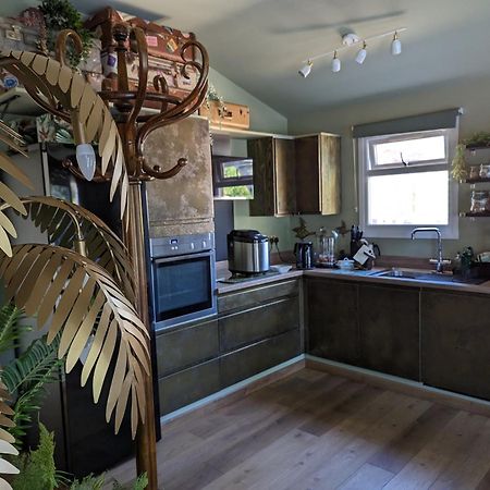 Tulana Taggs - Floating Home On Idyllic Island Hampton Hill Екстериор снимка